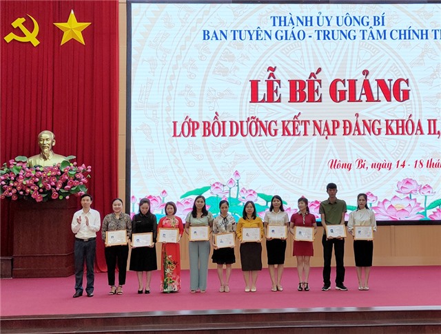 Bế giảng lớp bồi dưỡng kết nạp Đảng khóa II năm 2021