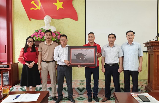 Lớp Trung cấp lý luận Chính trị - Hành chính khóa C271  nghiên cứu thực tế tại huyện Hải Hà