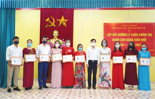 Bế giảng lớp bồi dưỡng lý luận chính trị cho đảng viên mới khóa 1 năm 2021
