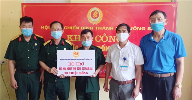 Hội CCB thành phố trao kinh phí sửa nhà nghĩa tình đồng đội
