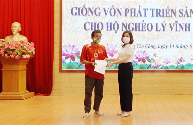 Trao kinh phí hỗ trợ vốn giống và sửa nhà ở cho các hộ nghèo tại xã Thượng Yên Công