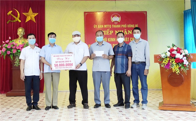 Trao tặng 50 triệu ủng hộ công tác phòng, chống Covid-19