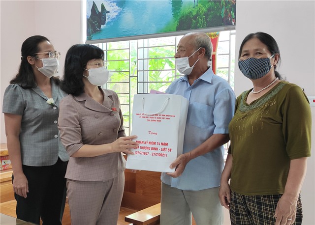 Phó Chủ tịch Thường trực HĐND tỉnh Trịnh Thị Minh Thanh thăm, tặng quà người có công trên địa bàn thành phố