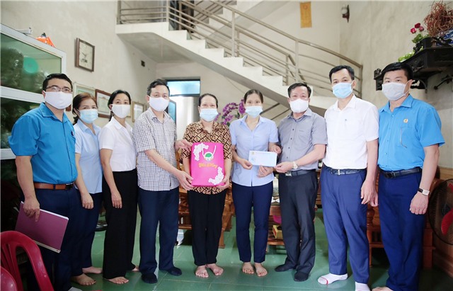 Thăm hỏi, trao hỗ trợ cho CNVCLĐ gia đình chính sách tại Công ty CP Than Vàng Danh – Vinacomin
