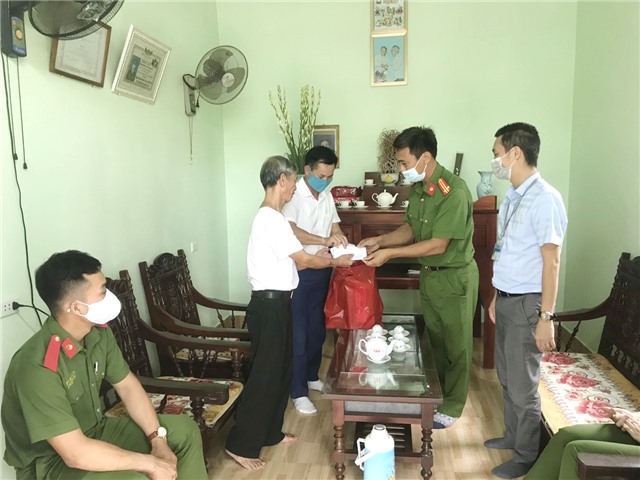 Thăm, tặng quà nạn nhân chất độc da cam