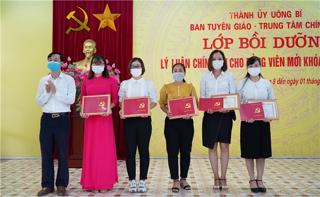 Tổng kết lớp bồi dưỡng lý luận chính trị cho đảng viên mới khóa 2 năm 2021