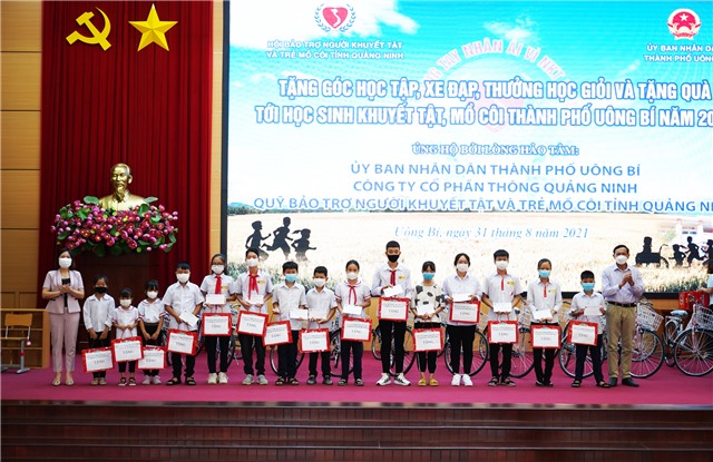Trao quà cho học sinh có hoàn cảnh khó khăn trước thềm năm học mới  2021-2022