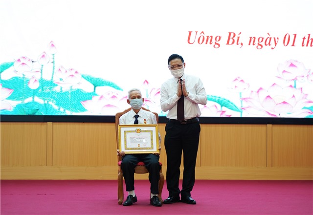 Trao huy hiệu Đảng đợt 2/9