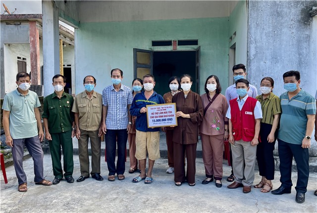 Trao kinh phí hỗ trợ sửa chữa nhà ở cho hộ cận nghèo tại xã Thượng Yên Công