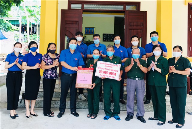 Trao 50 triệu đồng hỗ trợ cựu thanh niên xung phong xây nhà Nhân ái
