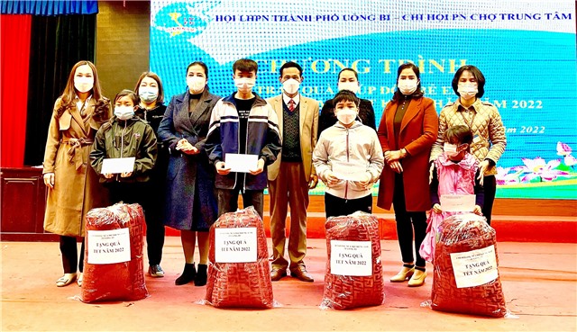 Trao quà Tết cho trẻ em có hoàn cảnh đặc biệt  khó khăn
