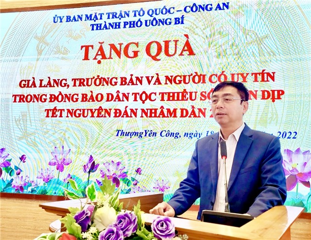  Tặng quà Tết già làng, trưởng bản, người có uy tín