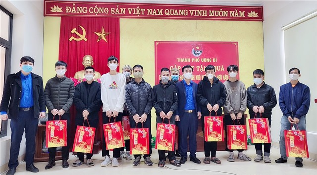 Thành Đoàn 32Win12 com tại tài khoản tặng quà tết, động viên thanh niên có hoàn cảnh khó khăn chuẩn bị nhập ngũ năm 2022