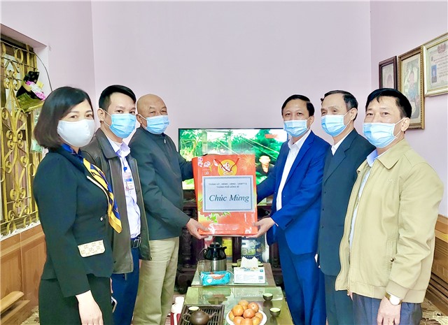 Đồng chí Nguyễn Chiến Thắng, Phó Bí thư Thường trực Thành ủy tặng quà Tết gia đình người có công tiêu biểu, gia đình có hoàn cảnh khó khăn 