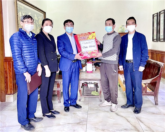Lãnh đạo MTTQ thành phố tặng quà Tết người có công, gia đình bị ảnh hưởng bởi dịch Covid - 19