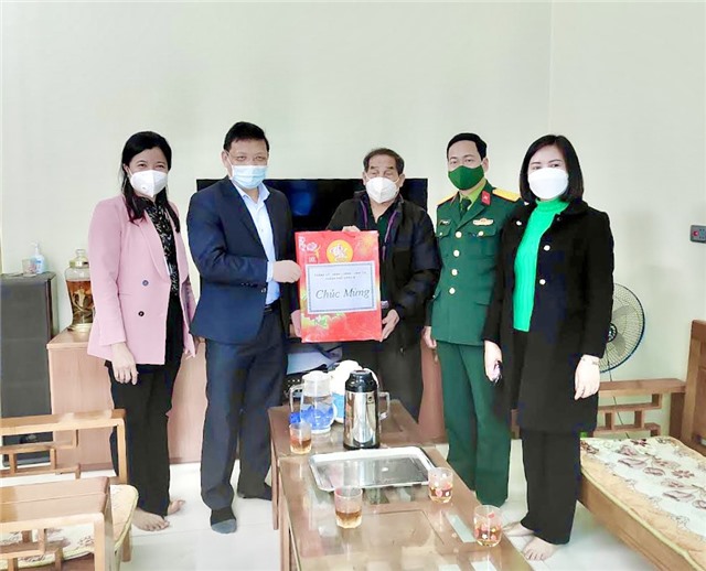 Bí thư Thành ủy, Chủ tịch HĐND TP Nghiêm Xuân Cường thăm, tặng quà, chúc Tết người có công, gia đình bị ảnh hưởng bởi dịch Covid-19