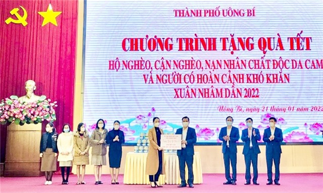 Tặng quà Tết cho hộ nghèo, cận nghèo, nạn nhân chất độc da cam, người có hoàn cảnh khó khăn, lực lượng tuyến đầu phòng chống dịch Covid - 19