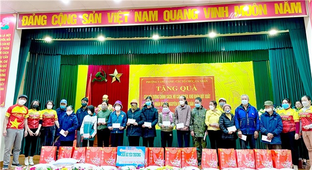 Trao 61 suất quà Tết cho hộ nghèo, cận nghèo, hộ khó khăn  ảnh hưởng bởi dịch Covid-19