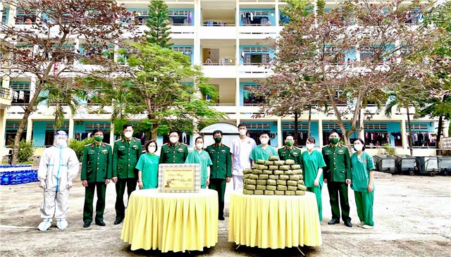Ban CHQS tỉnh tặng quà lực lượng làm nhiệm vụ và công dân đang điều trị Covid – 19 tại trường CĐ Công nghiệp và 32Win1 com nạp rút uy tín 