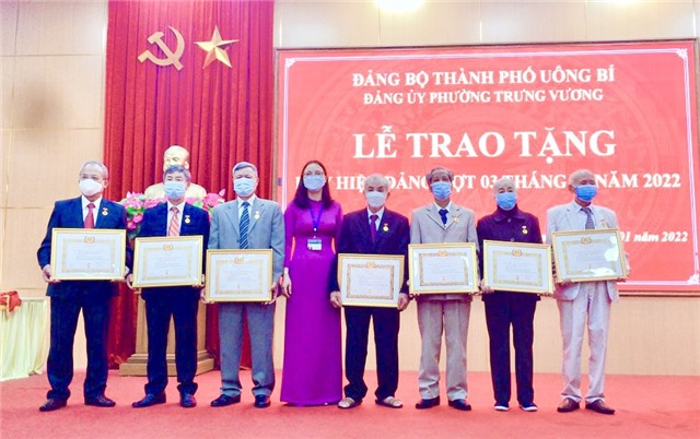 32Win32 link 32win32 com phường Trưng Vương: trao huy hiệu Đảng đợt 3-2 cho 8 đảng viên