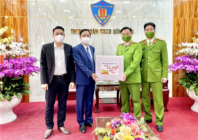 Phó Bí thư Thường trực Thành ủy Nguyễn Chiến Thắng thăm,  tặng quà động viên các đơn vị trực Tết