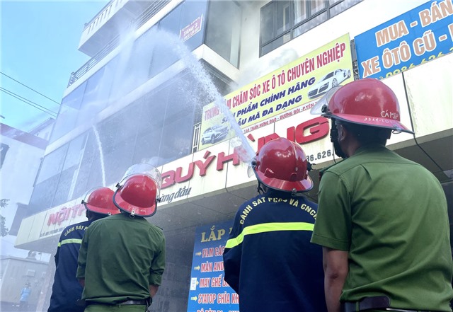 Thực tập phương án chữa cháy khu dân cư có nguy hiểm cháy nổ cao tại khu 1, phường Yên Thanh