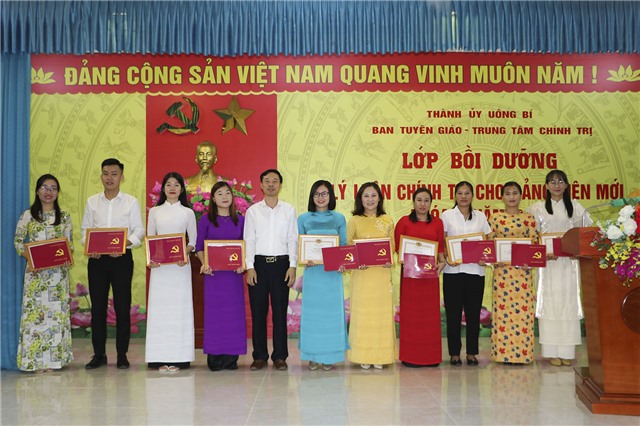 Tổng kết lớp Bồi dưỡng lý luận chính trị cho đảng viên mới khoá 3/2022