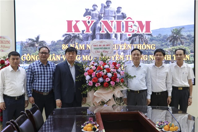 Đồng chí Nguyễn Chiến Thắng – Phó Bí thư Thường trực Thành uỷ chúc mừng các đơn vị ngành Than