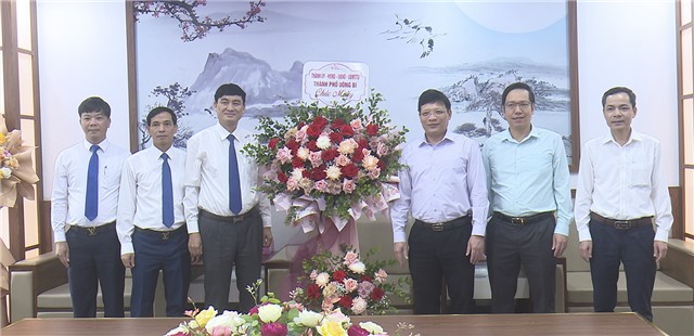Đồng chí Bí thư Thành ủy – Chủ tịch HĐND thành phố chúc mừng các đơn vị ngành Than nhân Ngày Truyền thống Công nhân Vùng mỏ - Truyền thống ngành Than