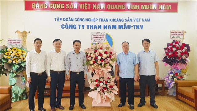Phó Chủ tịch UBND thành phố Bùi Văn Thành chúc mừng  Ngày Truyền thống Công nhân Vùng mỏ - Truyền thống ngành Than 