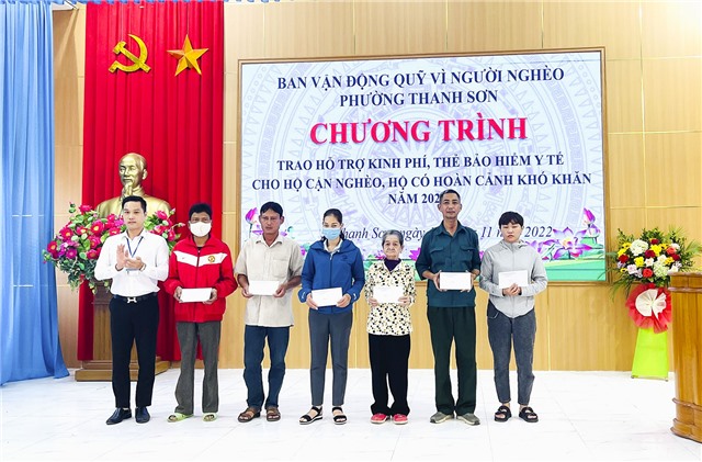 Phường Thanh Sơn trao kinh phí, thẻ BHYT hỗ trợ hộ cận nghèo, hộ có hoàn cảnh khó khăn