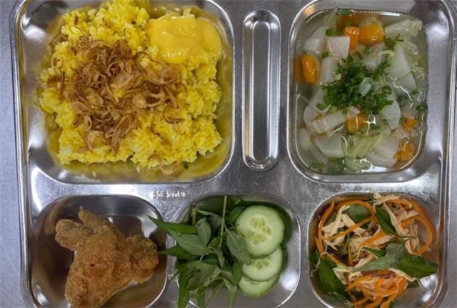 Cánh gà chiên trong suất ăn trường Ischool nhiễm khuẩn Salmonella từ đâu?