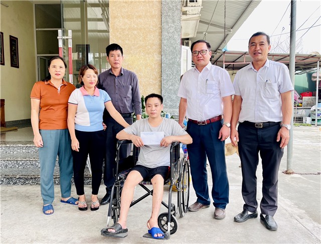Thăm hỏi, động viên các gia đình hoàn cảnh khó khăn có người thân bị tử vong, thương tật do tai nạn giao thông 