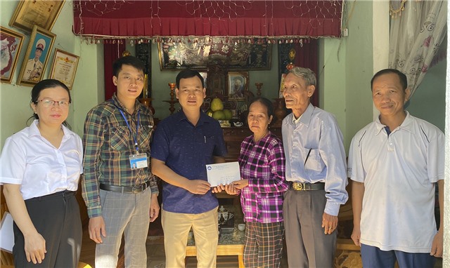 Ban vận động Quỹ Vì người nghèo thành phố trao hỗ trợ hộ cận nghèo 