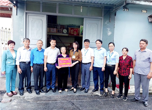 Phường Vàng Danh trao kinh phí hỗ trợ hộ cận nghèo
