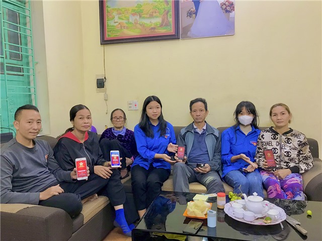 Đoàn viên Thanh niên thành phố ra quân hỗ trợ người dân cài đặt ứng dụng VNEID