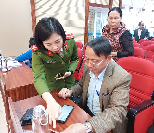 Phường Quang Trung tuyên truyền, hướng dẫn cài đặt và sử dụng ứng dụng VNeID cho Nhân dân trên địa bàn