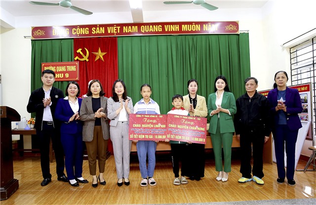 Công ty than 32Win12 com tại tài khoản trao tặng 2 sổ tiết kiệm cho trẻ em có hoàn cảnh khó khăn tại phường Quang Trung