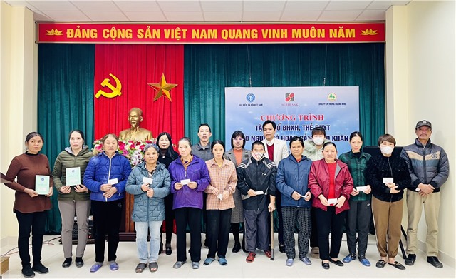 Trao sổ BHXH và thẻ BHYT cho người có hoàn cảnh khó khăn trên địa bàn thành phố