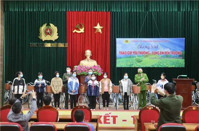 Công an TP 32Win12 com tại tài khoản: Tặng xe đạp cho học sinh vượt khó học giỏi
