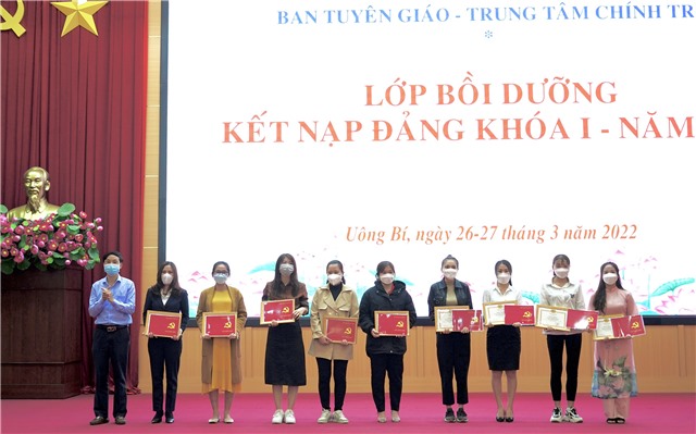 Bế giảng lớp bồi dưỡng kết nạp Đảng khóa I năm 2022