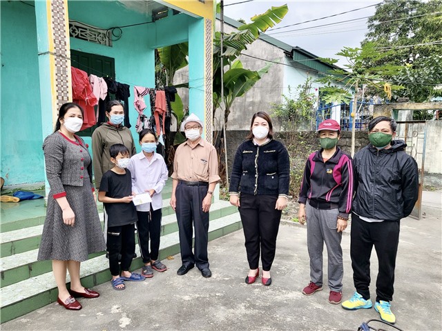Hội LHPN thành phố: Trao quà cho hội viên phụ nữ có hoàn cảnh khó khăn và trẻ mồ côi