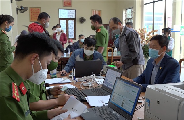 Cấp CCCD gắn chíp và tài khoản định danh điện tử lưu động 