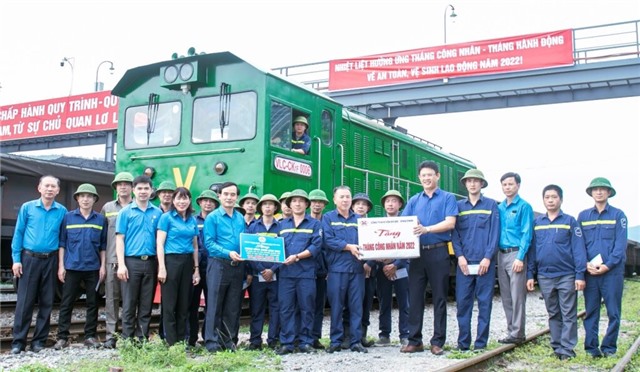 Công đoàn TKV thăm, tặng quà tổ đội xuất sắc tại Công ty Kho vận Đá Bạc nhân Tháng Công nhân năm 2022