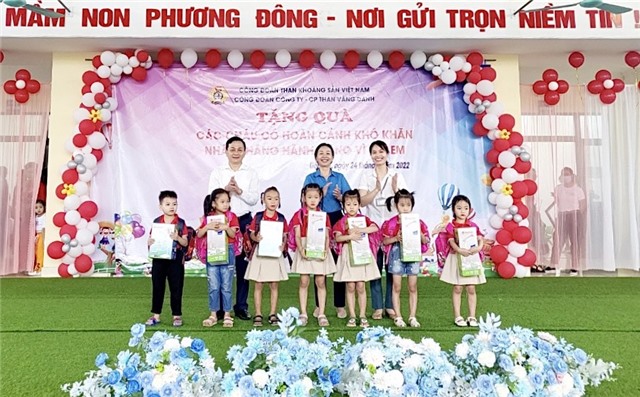 Tặng 100 suất quà cho trẻ em có hoàn cảnh khó khăn  