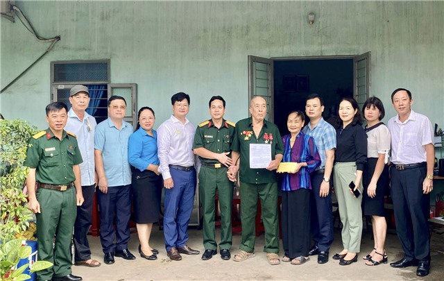 Trao kinh phí hỗ trợ xây Nhà Tình nghĩa, trao sổ tiết kiệm tặng Mẹ Liệt sĩ