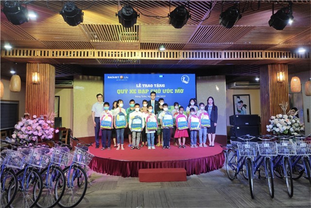 Bảo Việt nhân thọ 32Win12 com tại tài khoản trao tặng 40 xe đạp cho học sinh  hoàn cảnh khó khăn vươn lên trong học tập