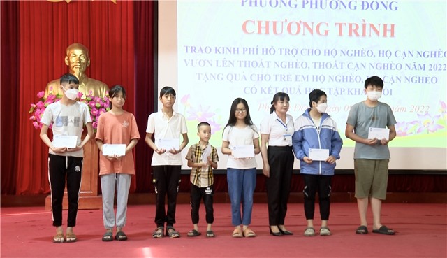Phường Phương Đông: trao kinh phí hỗ trợ hộ nghèo, cận nghèo