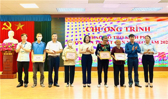 Phường Quang Trung trao kinh phí hỗ trợ hộ cận nghèo năm 2022