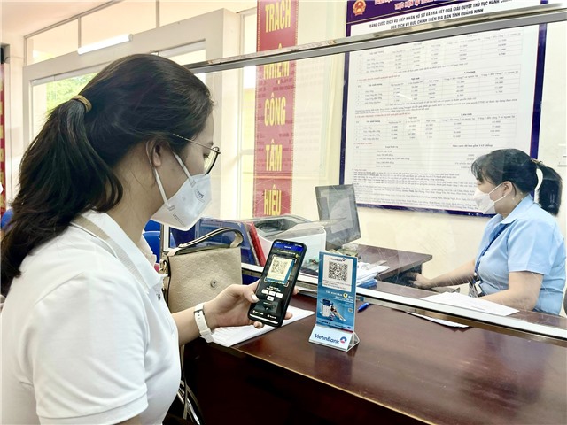 TRUNG TÂM HÀNH CHÍNH CÔNG TP UÔNG BÍ: ĐẨY MẠNH THANH TOÁN PHÍ, LỆ PHÍ KHÔNG DÙNG TIỀN MẶT